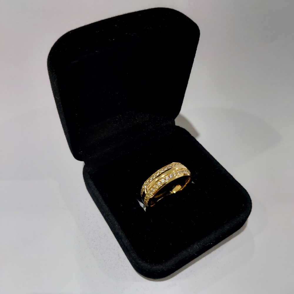 Aliança Folheada A Ouro 18k 7 Mm Cravejada Com Zircônias