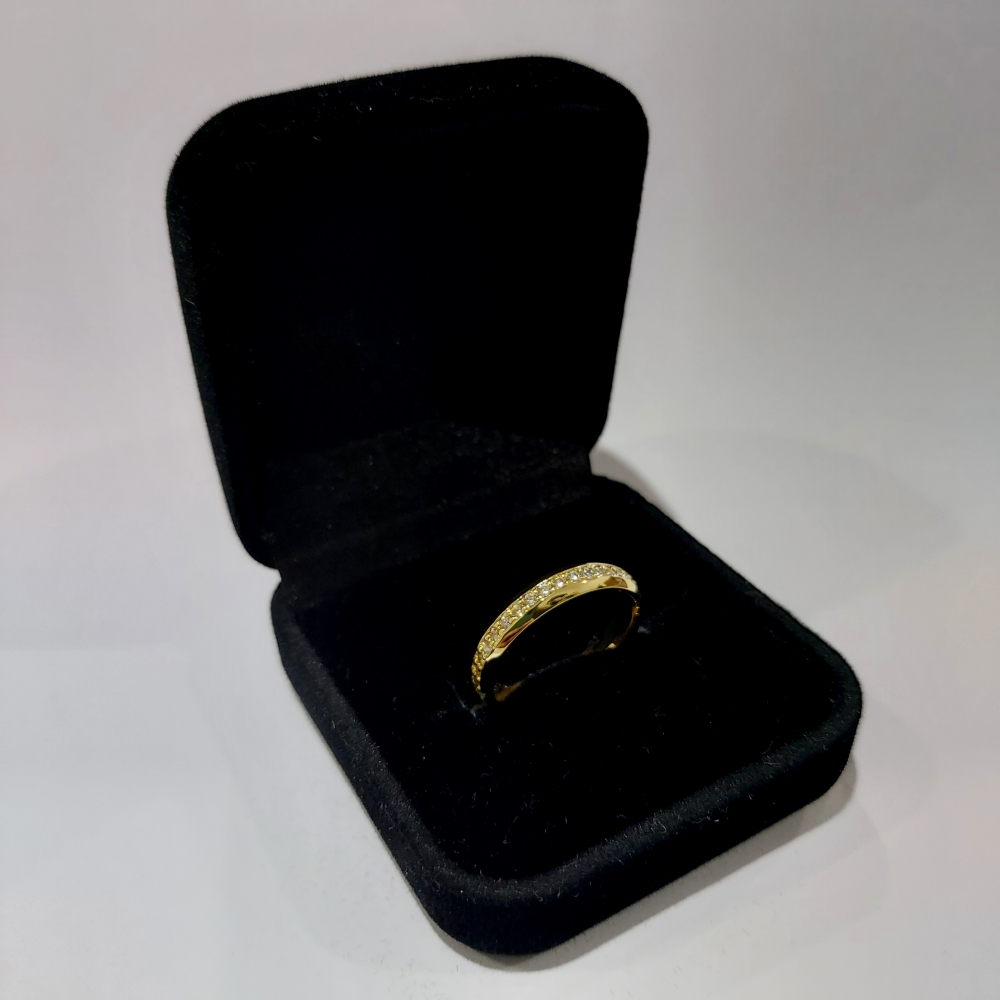 Aliança Compromisso Folheada a Ouro 18K Abaulada Cravejada com Zircônias